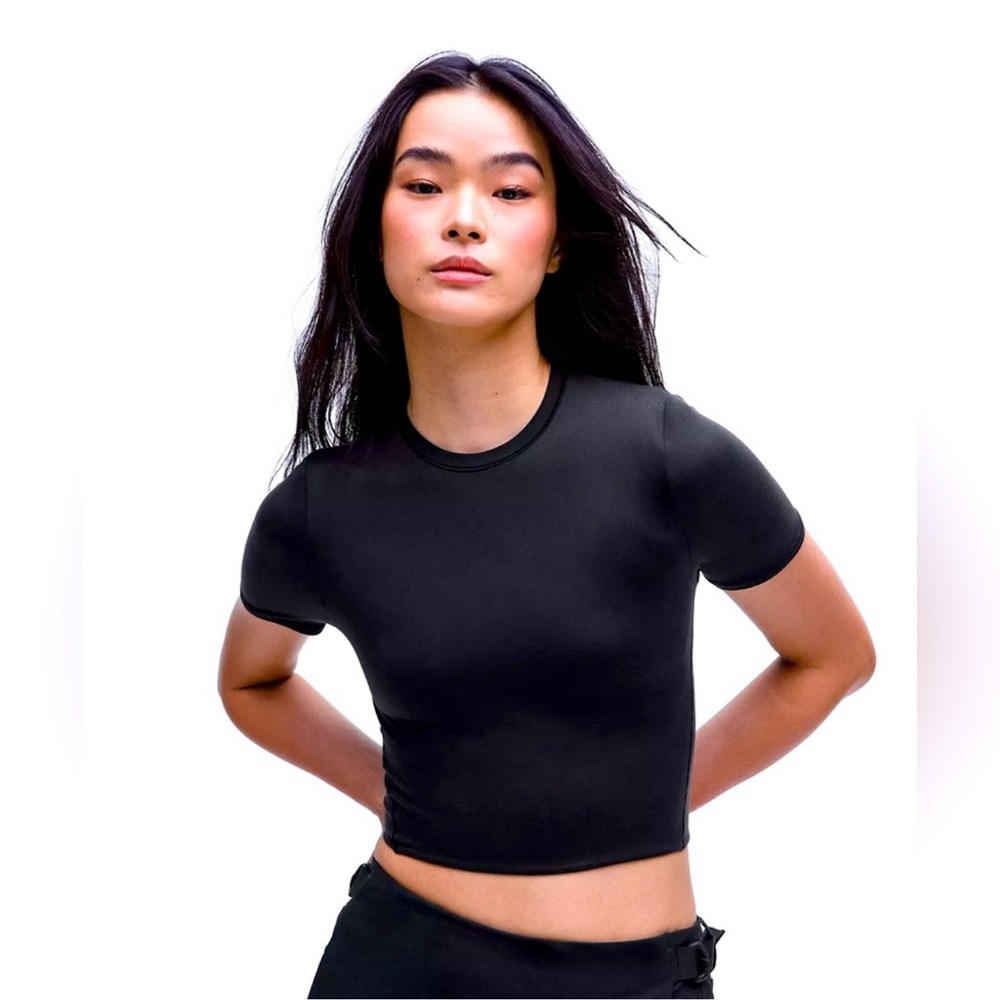 Lululemon Wundermost Ultra-Soft Nulu
Crewneck Cropped T-Shirt XS